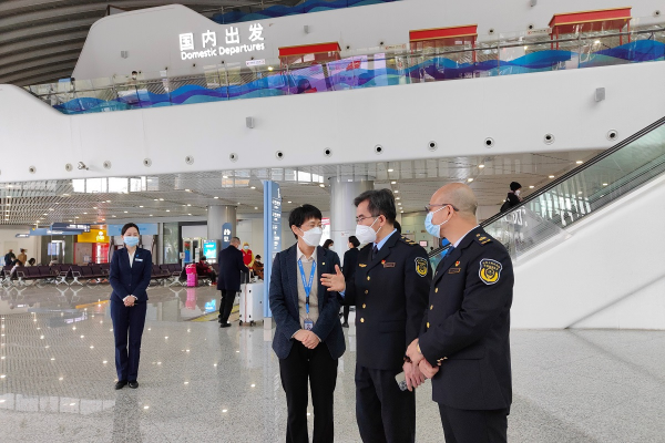 市市场稽查局副局长率队赴南山区开展春运票价收费与涉疫药品稳价保质检查.jpg